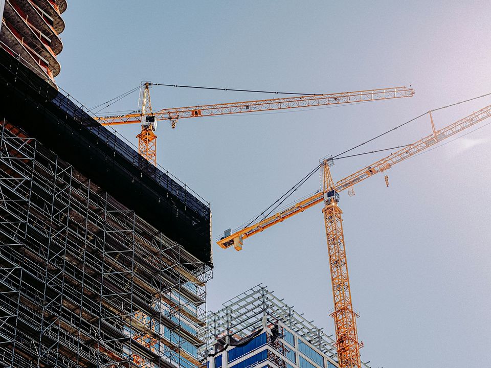 Grues à tour au-dessus d'un immeuble en construction
