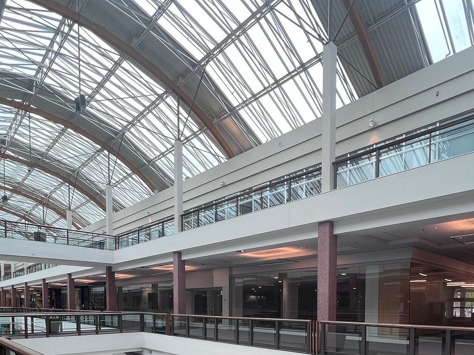 Galeries d'un centre commercial sous une verrière