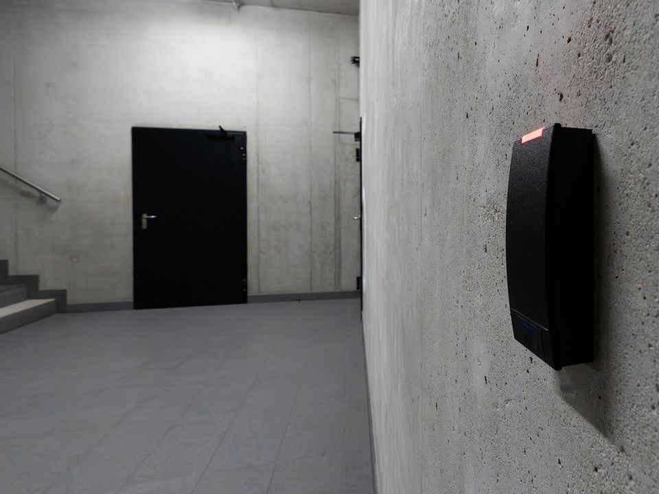 Lecteur de badge fixé sur un mur en béton