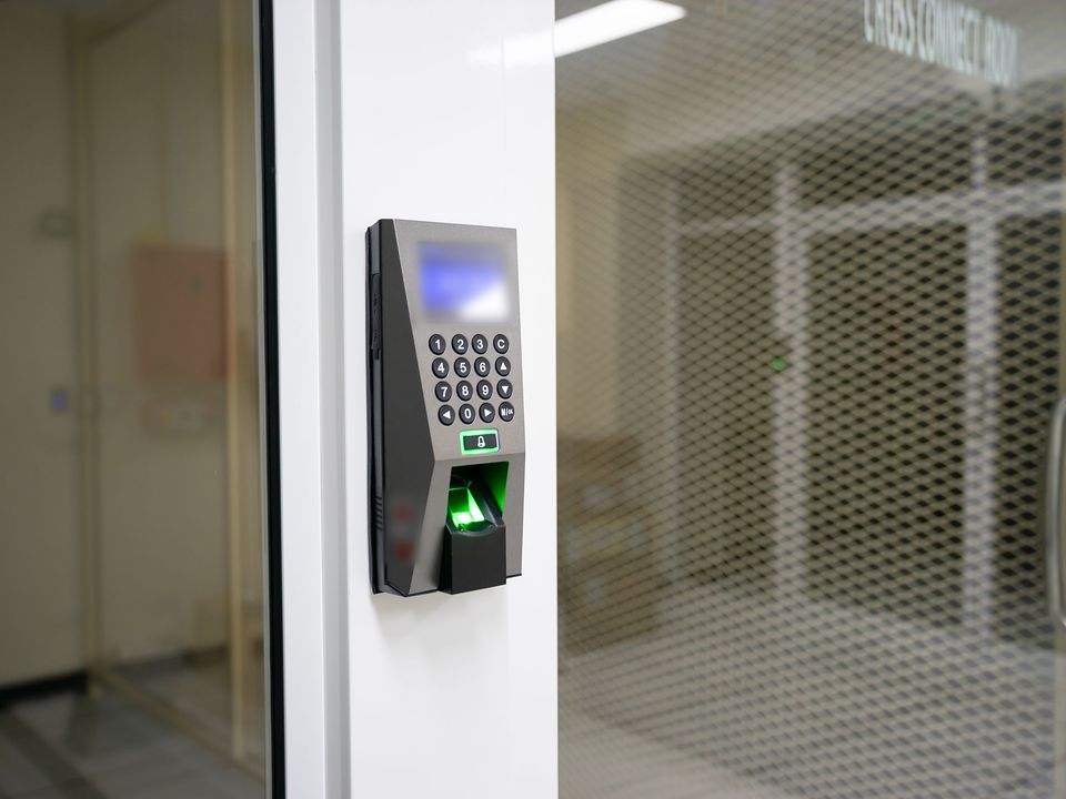 Lecteur d'empreinte digitale à côté d'une porte