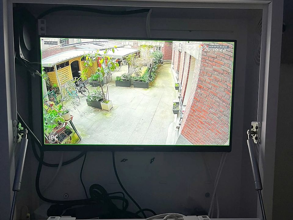 Écran de report logé dans un coffret mural ouvert