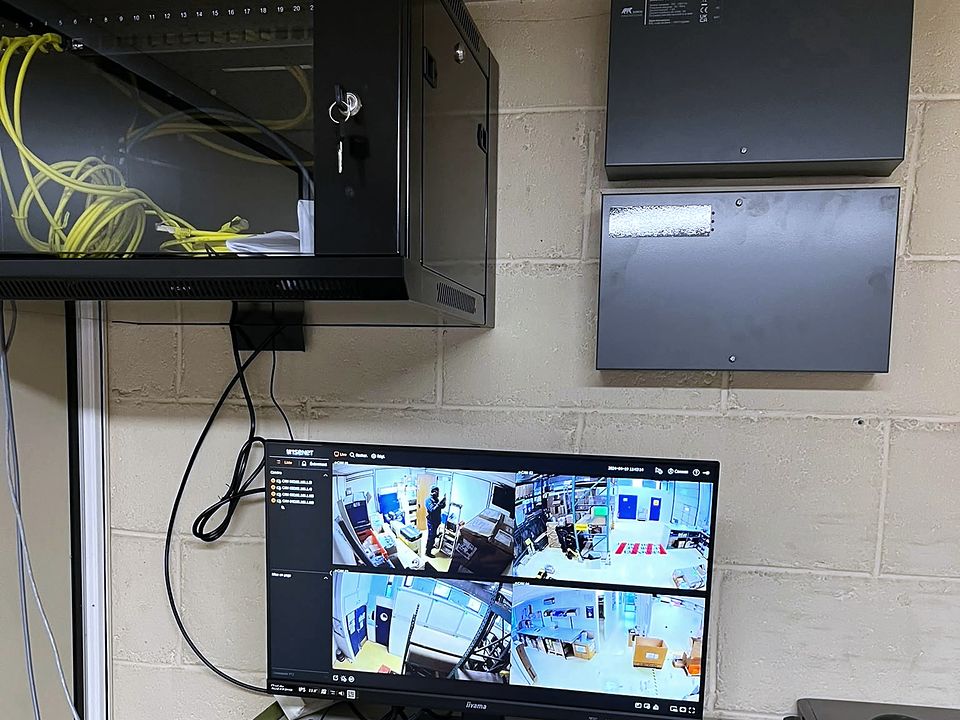 Local technique avec coffret mural et écran de report