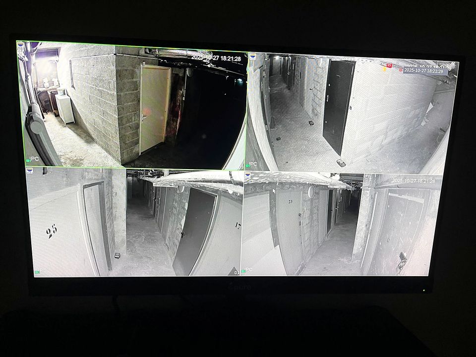Report de quatre caméras de sous-sol en vision nocturne