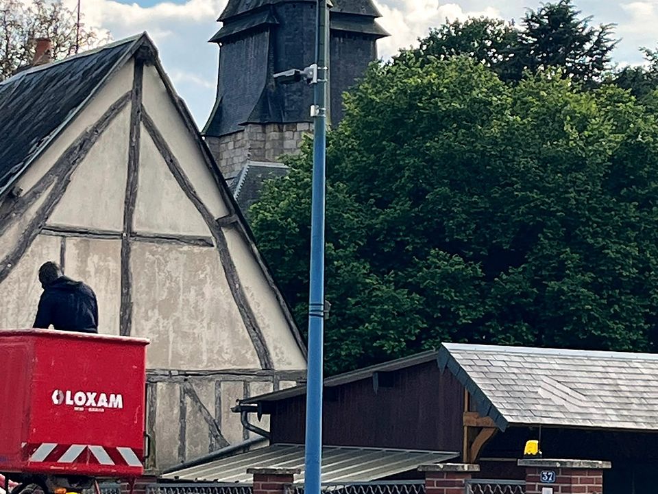 Technicien en nacelle équipant de caméras un mât d'éclairage