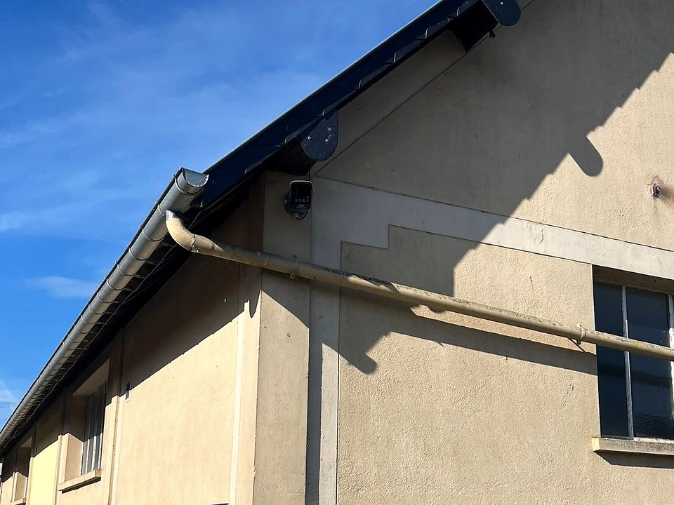 Façade d'un bâtiment communal avec caméra sous rive de toit