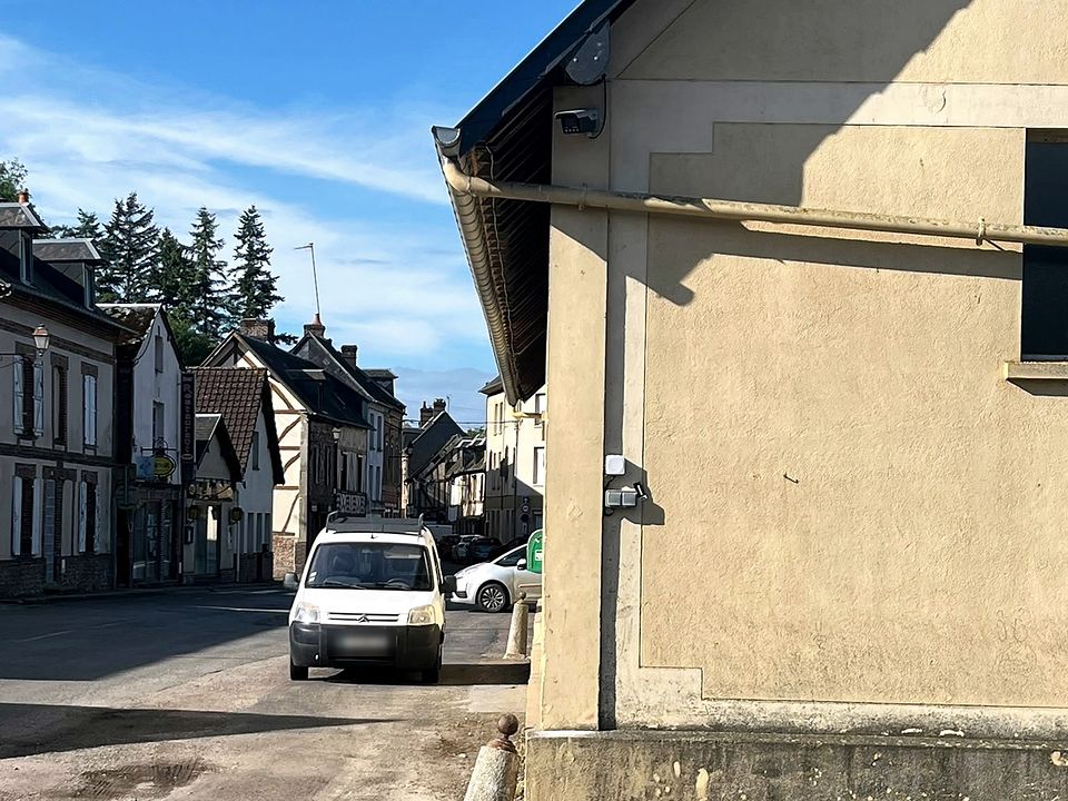 Rue de village vue depuis le bâtiment équipé